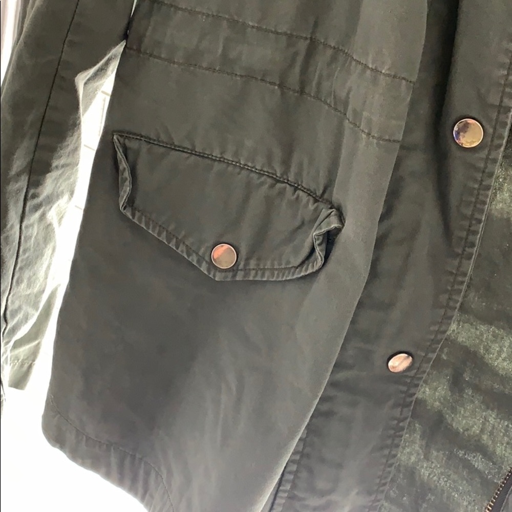 Army Green Light Jacket - Picture 3 of 4